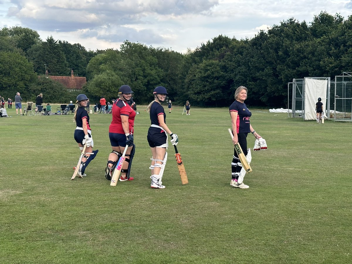 HuttonCCWomen's tweet photo. Great session on Tuesday. After some energetic fielding drills the players rotated through nets with the bowling machine, batting and bowling against each other on the square and 1-1 coaching with fast bowling expert @cathdalton57 Top Session ๐๐ช
#TeamHutton https://t.co/LHhVG5F68D
