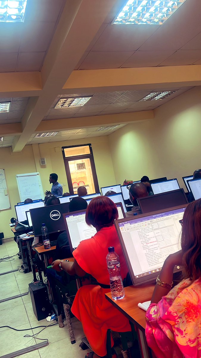 L’enseignement met l'accent sur le développement des valeurs; La carrière d’enseignant est l’une des carrières les plus appréciées au monde. 
Les #enseignants sont les personnes qui nous éclairent sur le chemin de notre avenir brillant.
Fière de former la future génération des