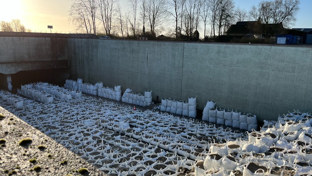 markharbers's tweet image. In januari ging ik naar de Prinses Margriettunnel in #Friesland. Door druk van het grondwater was er een tunneldeel omhoog gekomen. Er werden duizenden zandzakken in de #tunnel neergelegd voor tegendruk. Inmiddels wordt er gewerkt aan een nieuwe #fundering. 1/2