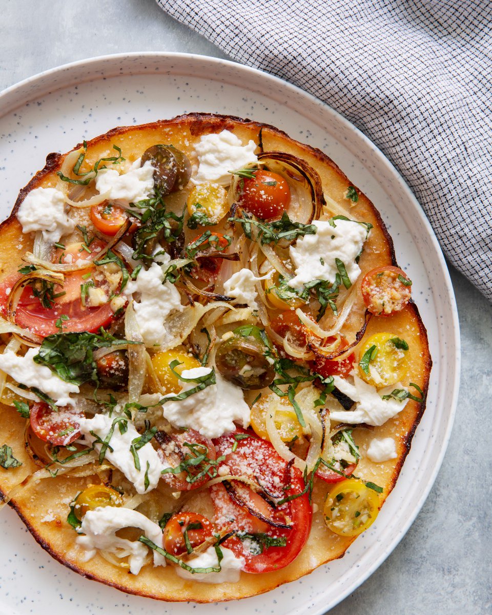 There's nothing quite like tomatoes in the summer, especially on a fresh Cali'Foods crust! This summer pie is the perfect blend of juicy tomatoes, fresh basil, and melty burrata cheese, that captures those amazing summer flavors☀️