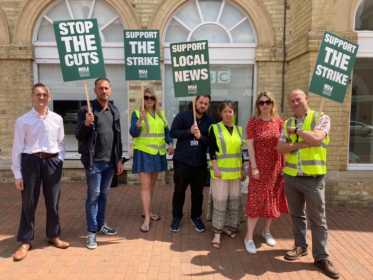 NUJofficial's tweet photo. Support the #NUJ BBC strike! Support local radio.
👍#BBC Tunbridge Wells
#NUJBBCStrike #KeepBBCLocalRadioLocal
https://t.co/WM7y8OctCT https://t.co/hrpWl4ppL5
