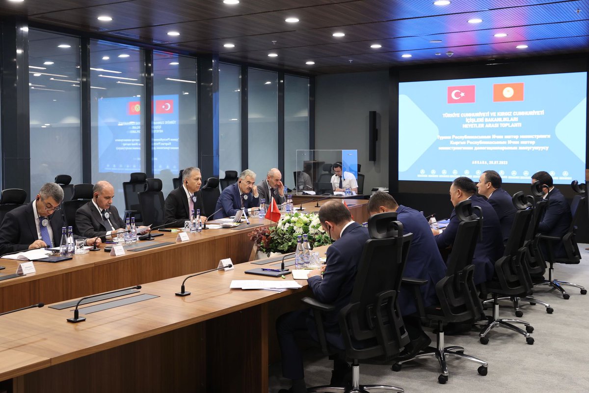 Kırgız Cumhuriyeti İçişleri Bakanı Sayın Ulan Niyazbekov'a nazik ziyaretleri için teşekkür ederim.

Bakanlıklarımız arasında başta terör olmak üzere, güvenlik, organize suçlar ve göçle mücadele konularında iş birliğimizi daha da geliştirmek için heyetler arası toplantımızı