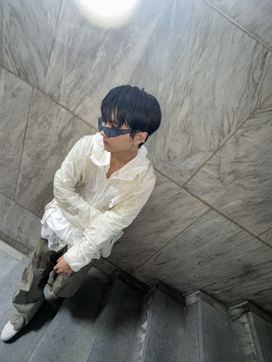Jonyseong's tweet photo. I recline against the wall and effortlessly cool! My crisp ensemble exuding timeless style, while my spotless white jacket and jeans highlight my exceptional fashion sense and relaxed demeanor exudes confidence. ready to shake ELLE with my mysterious presence. https://t.co/ShzOnRXnUN