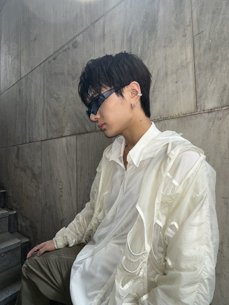 Jonyseong's tweet photo. I recline against the wall and effortlessly cool! My crisp ensemble exuding timeless style, while my spotless white jacket and jeans highlight my exceptional fashion sense and relaxed demeanor exudes confidence. ready to shake ELLE with my mysterious presence. https://t.co/ShzOnRXnUN