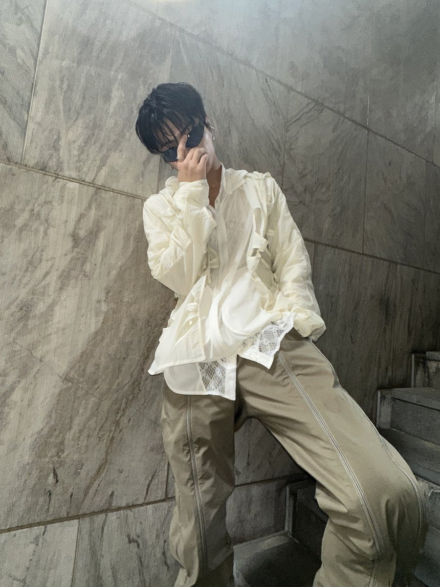 Jonyseong's tweet photo. I recline against the wall and effortlessly cool! My crisp ensemble exuding timeless style, while my spotless white jacket and jeans highlight my exceptional fashion sense and relaxed demeanor exudes confidence. ready to shake ELLE with my mysterious presence. https://t.co/ShzOnRXnUN