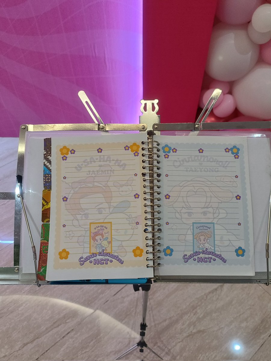 MuffinOfficial_'s tweet photo. Kami menyediakan binder untuk teman-teman yang ingin fan letter atau wish untuk @A_MutheJKT48.
Ada juga majalah yang berisikan beberapa pencapaian dan kegiatan @A_MutheJKT48 di umur dia yang ke-18 tahun .
#WayToUpgrade https://t.co/cFiKdUw5UB