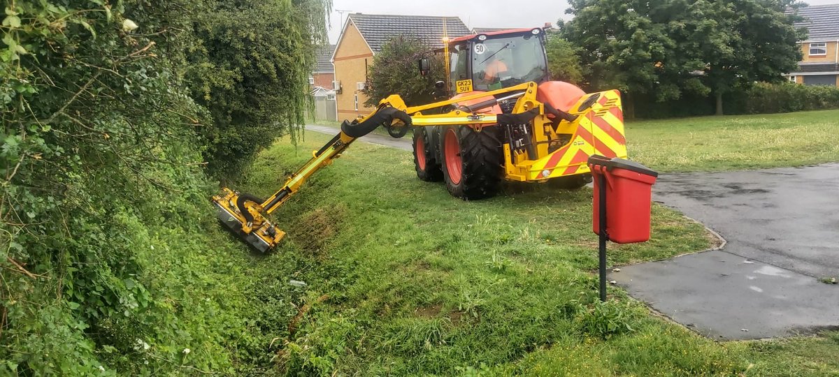 The LMIDB 2023/24 maintenance programme has started. Our workforce are mowing IDB adopted watercourses with the help of banksmen ensuring public safety while we operate in residential areas. Typical its raining though... 🚜☂️🌧️
