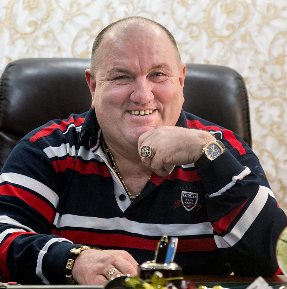 zer0corruption_'s tweet photo. Про серіал СМТ Інгулець. Що таке 33,6 млн грн?
☑ Це більше 300 дронів DJI Mavic 
☑ Або більше 80 дронів DJI Matrice 30
Але десятки мільйонів зливають на фільм про сумнівного дядька на фото. Ще й прикриваючись необхідністю створення контенту для інформаційної війни... https://t.co/q7kxMGVUkr