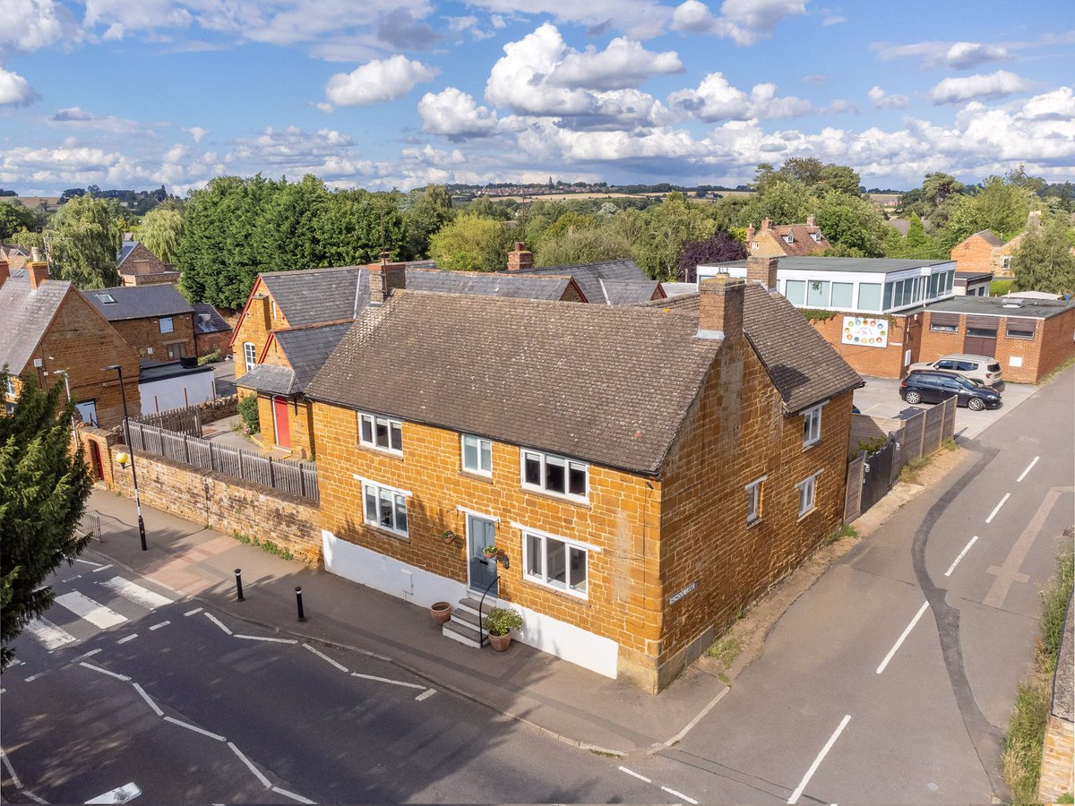 abdigitaluk's tweet photo. Lovely property for sale located in Kislingbury. #realestate #hendersonconnellan #property #forsale #home #HouseHunters https://t.co/VJWbqpAuey