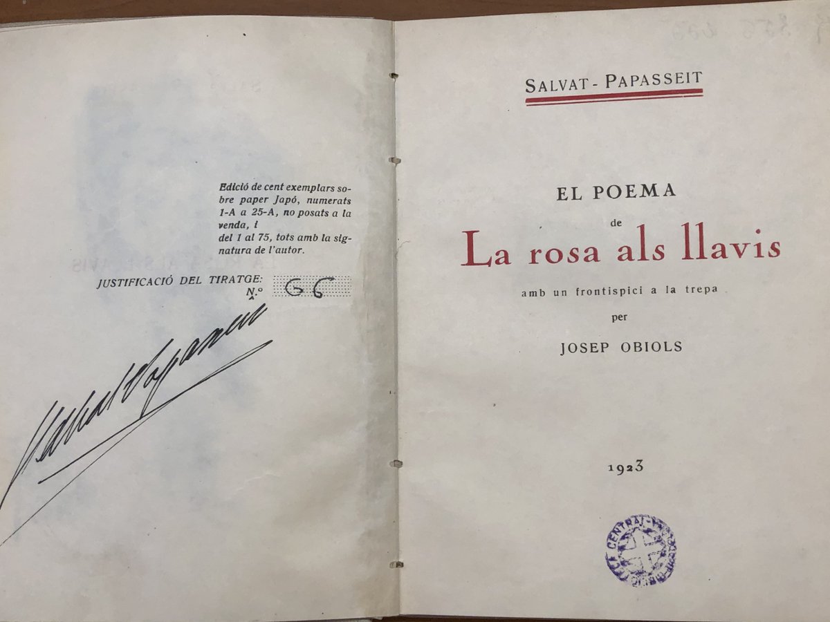 BiblioCatalunya's tweet image. El poema de la rosa als llavis de Joan Salvat-Papasseit enguany fa 100 anys que es va publicar. A la BC s'hi conserven tres exemplars de la primera edició, com aquest exemplar signat pel poeta 
(Top.: 9-II-94)
#DivendresHistòria