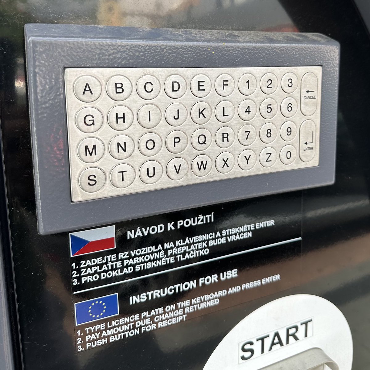 jiribulan's tweet image. Abecední klávesnice na parkovacím automatu, podle mě #UXfail. Něco podobného měl VW v navigačních systémech v autech… slepá vývojová větev.