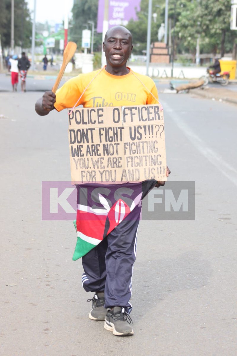Kiss100kenya's tweet photo. A protester with a placard and a cooking stick in Kisumu on Thursday July 20th 2023.

#MaandamanoWednesdayToFriday
Photo: Daniel Ogendo https://t.co/RnI3CMve0h