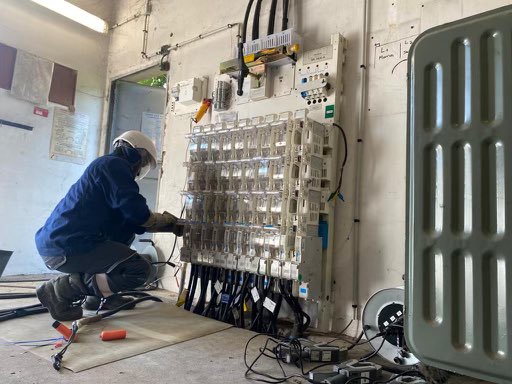 EnedisNelleAqui's tweet photo. Chantier exceptionnel à #Agen. Dans le quartier Michelet, l'équipe @enedis change le transformateur pour un modèle plus puissant avec zéro seconde de coupure d électricité pour les clients grâce à un groupe électrogène synchronisé. 
#servicepublic https://t.co/lpX5Qh39HR