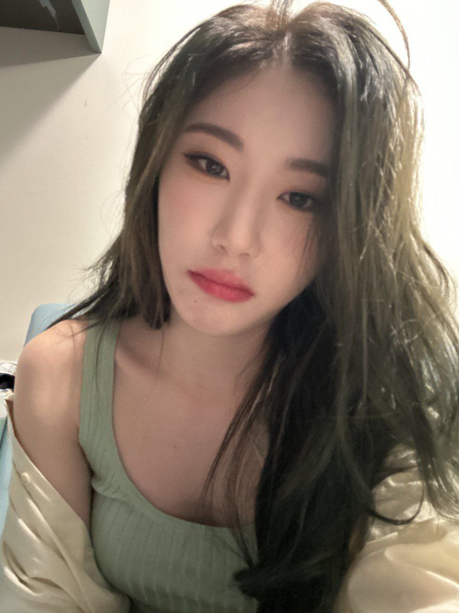 chaesources's tweet photo. 230719 || #CHAERYEONG BUBBLE UPDATE

📸 (16)
🦊 It's a gift, please have it 🥰 https://t.co/SJAFs4AuNu