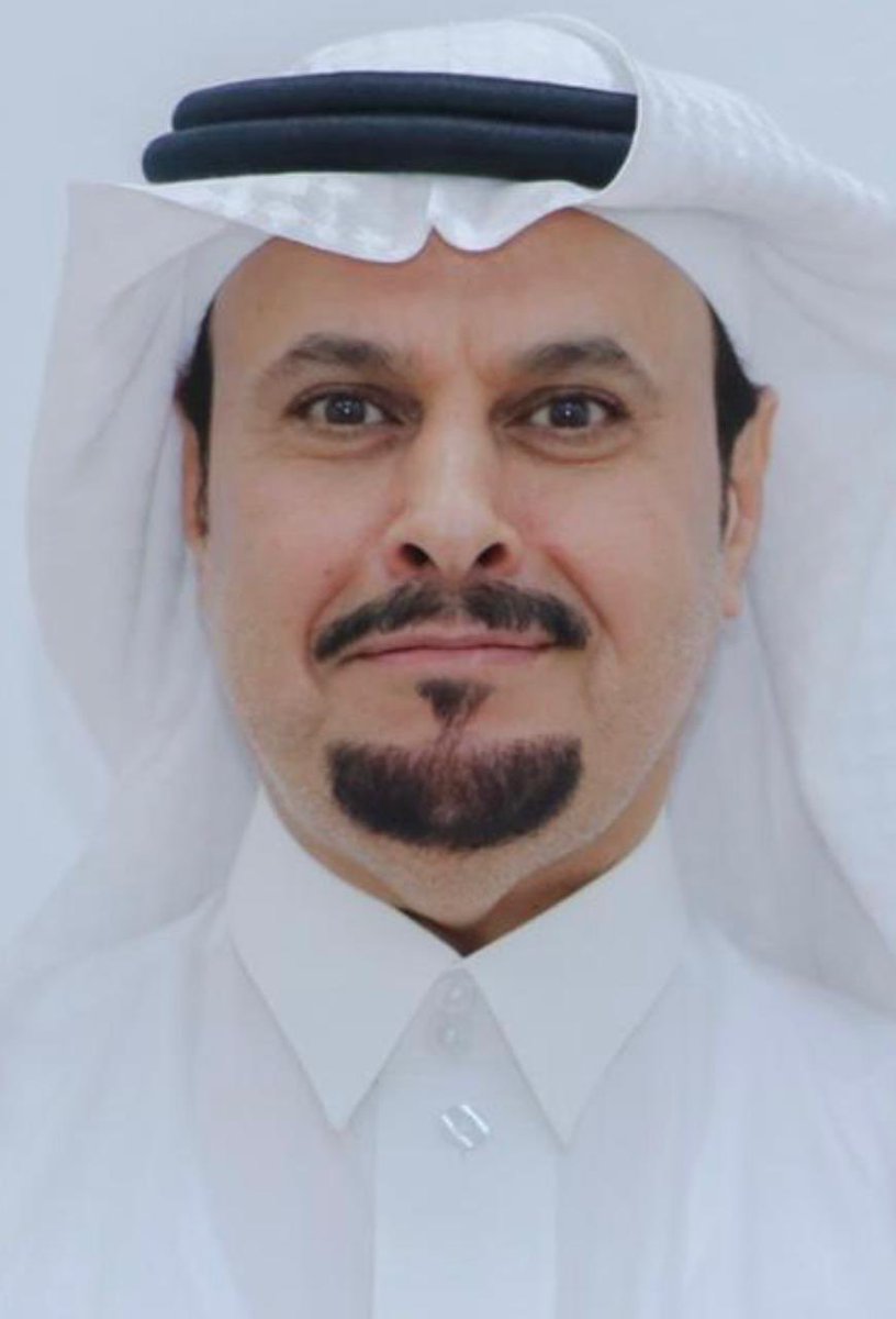 SalehAlsaleh_'s tweet photo. #عبدالله_عبدالرحمن_العقيل *(( إنا لله وإنا إليه راجعون ))*

*غفر الله لك ورحمك وأعتقك الله من النار أخي وصديقي أبومحمد ..*
*الشيخ العلم / عبدالله العقيل*

وبماذا نبكيك ،، هل نبكيك بدموع المصلين الذي أهلت بيوت عبادتهم وأماكن صلواتهم والتي زادت عن ١٥٠ مسجد في منطقتك وخارجها ، هل نبكيك بدموع المسافرين وعابري الطرق بما حملته عنهم من وعثاء السفر وكآبة المنظر وجهزت لهم مساجد الطرق بين البناء الكامل لعدد منها وبين صيانه وتشغيل الكثير منها ، هل نبكيك بموع المرضى الذين مسحت دمعاتهم وقضيت حاجاتهم ونقلتهم وأمنت الأجهزة الطبية لهم وسلال التغذية ، هل نبكيك بدموع النشء الذين ربيتهم على حفظ القران وشجعتهم عليه وحفزتهم له ، هل نبكيك بدموع الطلبة الذين دفعتهم للتميز وقدمت لهم الجوائز وخلقت بينهم المنافسة والابداع وطورت مواهبهم ، هل نبكيك بدموع الفقراء والمحتاجين في منازلهم وكسوة الشتاء والصيف وأدوات المدراس وإحتياجاتهم للتعليم و أجهزة التدفئة للشتاء وبرادات المياه وسقيا المساجد وبرامج حفظ النعمة ، هل نبكيك بدموع من لا يجد المسكن والمأوى الذي يستره ويستر أسرته ، هل نبكيك بثقافة الأوقاف التي سعيت بكل طاقتك لزرعها في المجتمع وفي ثقافة مختلفة تبداء من وقف الفكرة الى وقف العين والصندوق الوقفي ، هل نبكيك بوهج الإبتسامة الصادقة التي رحل فارسها ، هل نبكيك بلذة العطاء التي تزيد بزيادته بثقافة خاصة ، هل نبكيك بالتواصل الراقي الذي يُخيل للطرف الأخر أنك صديقه الأول ، هل نبكيك بمكارم الأخلاق التي كنت نبراساً لها ، هل نبكيك بالشعور بالمسؤولية أن مايحزن غيرك ويفرحه هو مايفرحك ويحزنك مصداقاً لحديث الرسول الكريم صلوات الله وسلامة عليه "والله لا يؤمن أحدكم حتى يحب لأخيه مايحب لنفسه" ،،
وختاماً "الراحمون يرحمهم الله" ونشهد الله أنك من الراحمين لعباد الله وتسعى لنفعهم وتؤمن إيماناً خالصاً أن " أحب الله أنفعهم للناس"
رفع الله درجتك في عليين وجمعك بالنبيين والصديقين والشهداء والصالحين إنه الجواد الكريم .

*في* *هذا* *الموقف* ،، نعزي كل محتاج ومريض ونعزي مكارم الأخلاق ونعزي كل فضيلة أحبها الله في خلقه برحيلك أخي "أبومحمد" ، ونعزي الإخوة والأخوات والأسرة الصغيرة والكبيرة والأحبة والأصدقاء والوطن على إتساعه في رحيلك ، ونسأل الله أن يجعل لك في عقبك خيراً مثلما ربيتهم عليه ، وفي إخوانك خيراً مثلما شاركتهم فيه ، وفي محبيك خيراً مثلما كنت لهم القدوة والسند والناصح الأمين يارب

الداعي لك والمقتدي بكم ومحبك
فهد بن أحمد الصالح