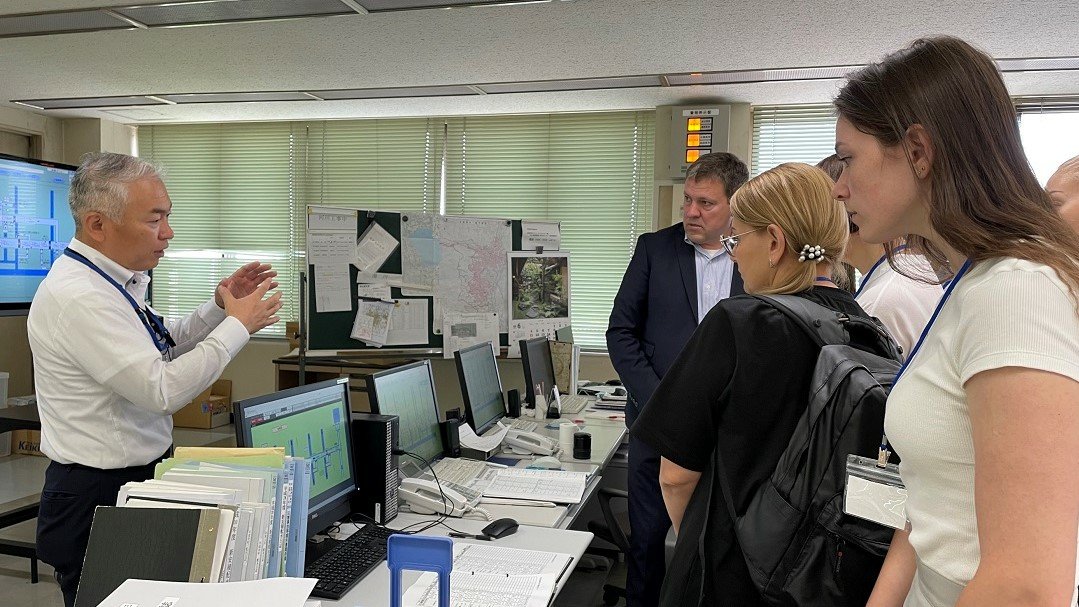 【ウクライナ農業政策食料省の関係者ら 8 名が来日】

福島県では、除染土壌の再利用事業や灌漑施設を見学し、安積疏水土地改良区では水管理の仕組みや水力発電事業について学びました。参加者からは設備のメンテナンスや導入されているシステム、人員配置などについて質問が飛び交いました。