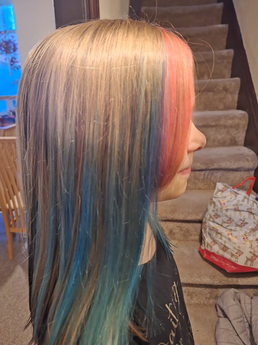 DebbieB45348934's tweet photo. Holiday hair 🥳💖 @MrsEFlanders  🤣 https://t.co/nd8JKS8ASx