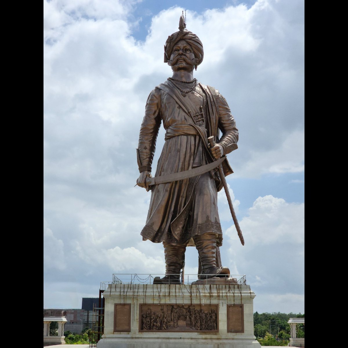 sleepyheadspeak's tweet photo. Standing tall and proud at over 100 feet, the Statue of Kempegowda is a sight to behold.
This magnificent statue of the founder of Bengaluru is a symbol of the city's rich history and culture.

1/n https://t.co/IVKXA5qyzQ