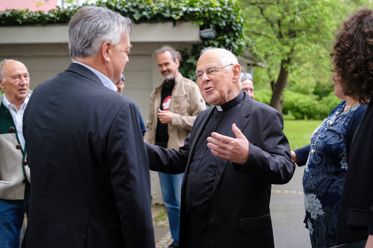 Vinzi-Pfarrer Wolfgang Pucher ist verstorben. Mit seinem herausragenden Engagement und „Mitgefühl für Menschen, die kein Mitgefühl wecken“, wie er zu sagen pflegte, war er ein großer Botschafter des Miteinanders. (1/2)