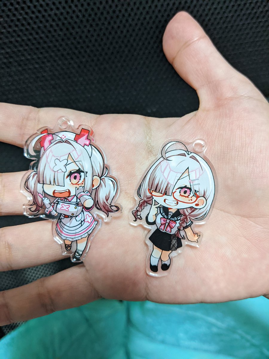 「汚い手で済まない…… アクキーのサイズ感こんな感じ! 裏はグラデーションにしてる」|ごものイラスト