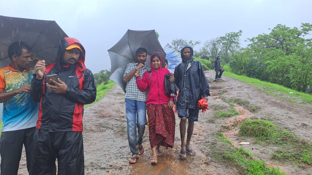 InfoDivKonkan's tweet photo. हे खरे काम करणारे मुख्यमंत्री आहेत. दुर्घटना किती  मोठी आहे याची जाणीव ठेवून सकाळपासून या ठिकाणी तळ ठोकून बचाव कार्याचा आढावा घेत आहेत. हे आमचे सर्वसामान्य जनतेचे नेते आहेत. साहेब खुप डॅशिंग असल्यानेच आम्हाला वेळेवर मदत मिळाली.-दुर्घटनाग्रस्त गावकरी https://t.co/UoFmt9niM1