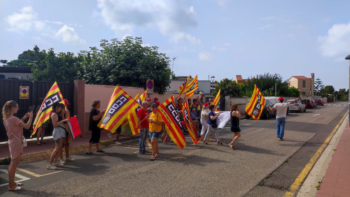 CCOOTarragona's tweet photo. Estem davant de la residència #Nostrallar a Pallaresos.
Volem que l'empresa #Sophos, propietat d' #IgnasiAletà, VicePresident d'@acragentgran, pagui les nòmines dels seus treballadors i treballadores!
@CCOOsanitat @ccoocatalunya
#SalariOConflicte #OfensivaCCOO https://t.co/VuXkShlM6z