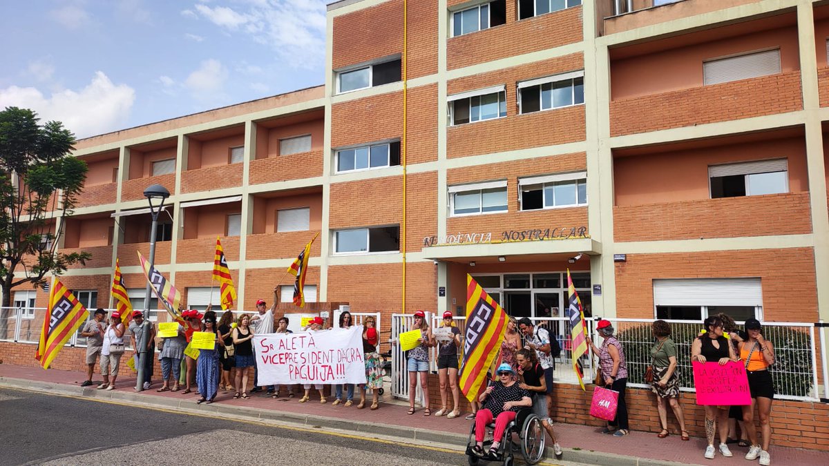 CCOOTarragona's tweet photo. Estem davant de la residència #Nostrallar a Pallaresos.
Volem que l'empresa #Sophos, propietat d' #IgnasiAletà, VicePresident d'@acragentgran, pagui les nòmines dels seus treballadors i treballadores!
@CCOOsanitat @ccoocatalunya
#SalariOConflicte #OfensivaCCOO https://t.co/VuXkShlM6z