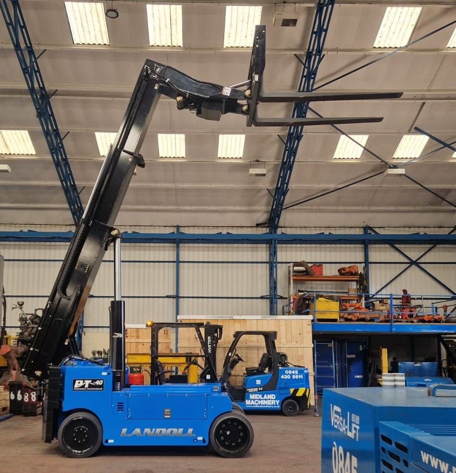 MidlandLift's tweet image. Sign writing in process of our 6m High lift truck.  Pictures to follow shortly …..
#LandollPT40# #machinemovers# #heavyhaulagetransport#
#factoryrelocations#  #heavyhaulage# #telehandler# #precisionlifting# #machinerelocation# #heavyliftmachinery#
midlandmachinery.co.uk