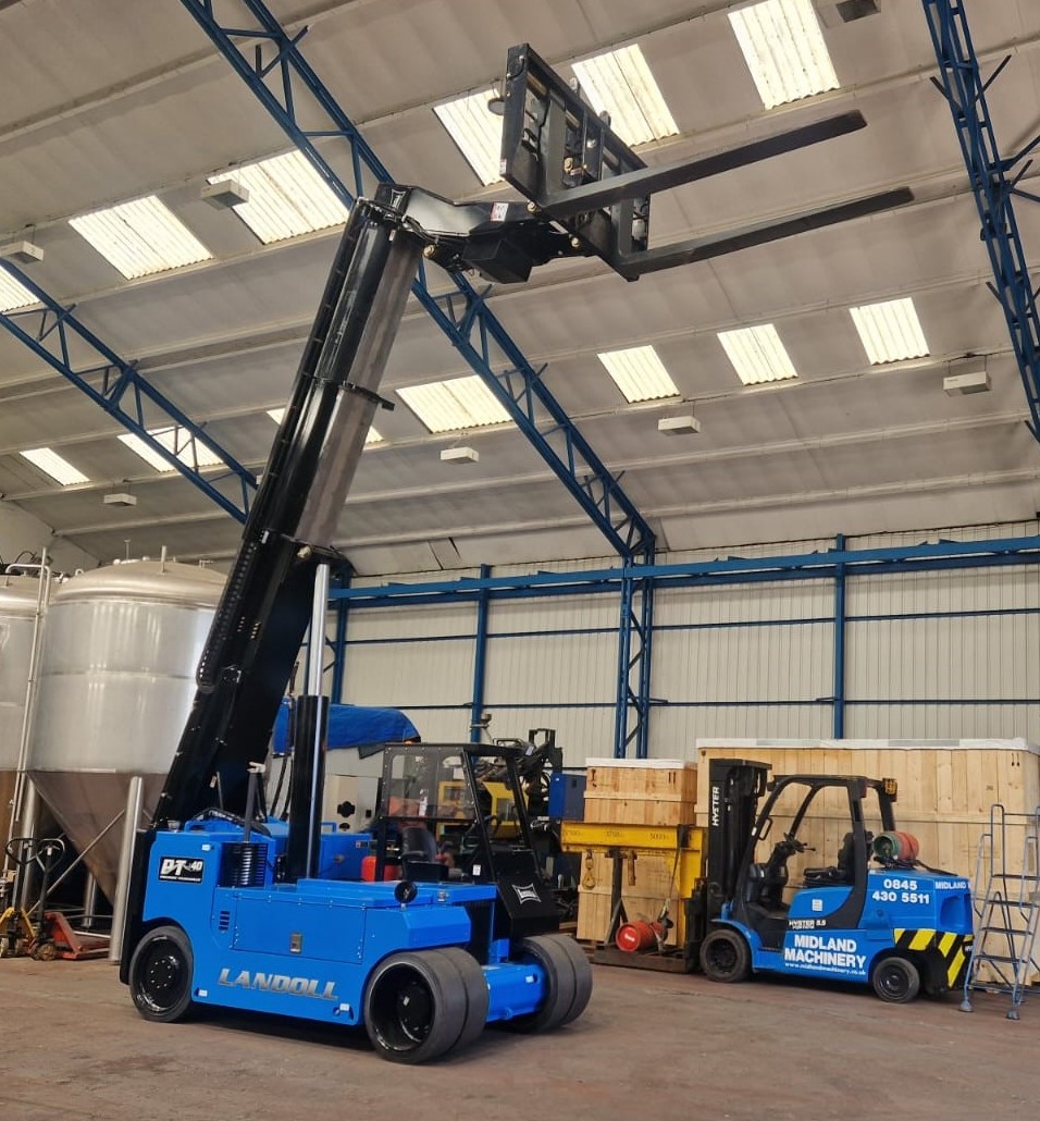 MidlandLift's tweet image. Sign writing in process of our 6m High lift truck.  Pictures to follow shortly …..
#LandollPT40# #machinemovers# #heavyhaulagetransport#
#factoryrelocations#  #heavyhaulage# #telehandler# #precisionlifting# #machinerelocation# #heavyliftmachinery#
midlandmachinery.co.uk