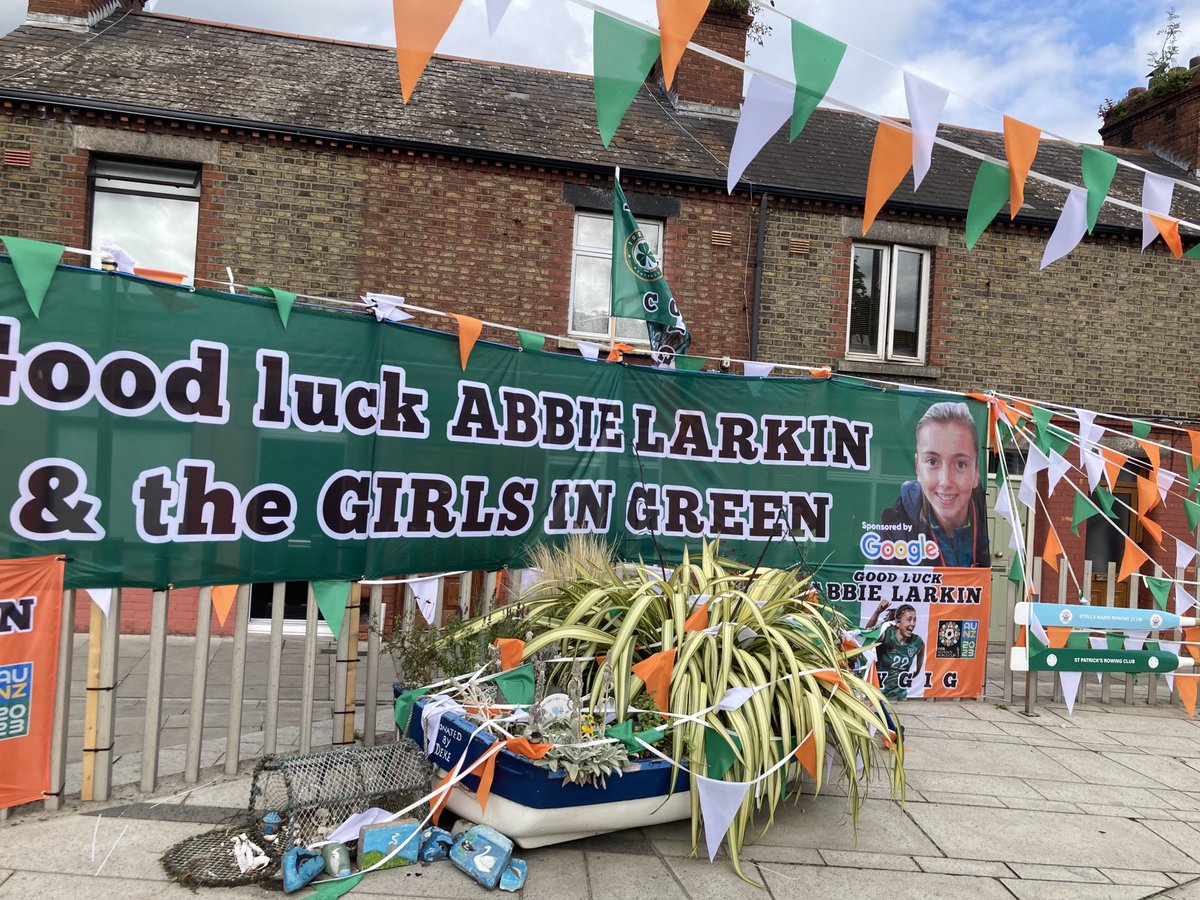 ivanabacik's tweet photo. Lots of support in #Ringsend #Irishtown for the big match today @FAIWomen @IrelandFootball #AbbieLarkin #COYGIG @RICCDub4 @ringsendreynol https://t.co/XlakUABfoC