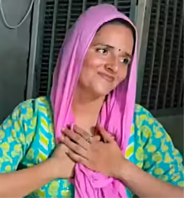 ShoneeKapoor's tweet photo. Do you see what she is trying to do?

#SeemaHaidar https://t.co/8cmXwAc6Js