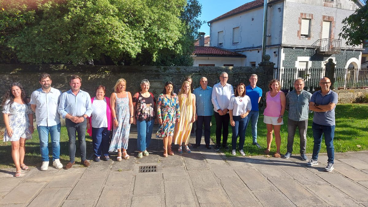 jroulego's tweet photo. Onte recibimos ao Director do CEIP de Bentin, Alfredo, e falamos da grande labor que fixo ao fronte do centro e ao Clube Bruxas de Fútbol Sala e celebramos ese gran ascenso. Seguimos. @Oliva_Ames @pablobepa @PopularesAmes https://t.co/nUtFPpDQAi