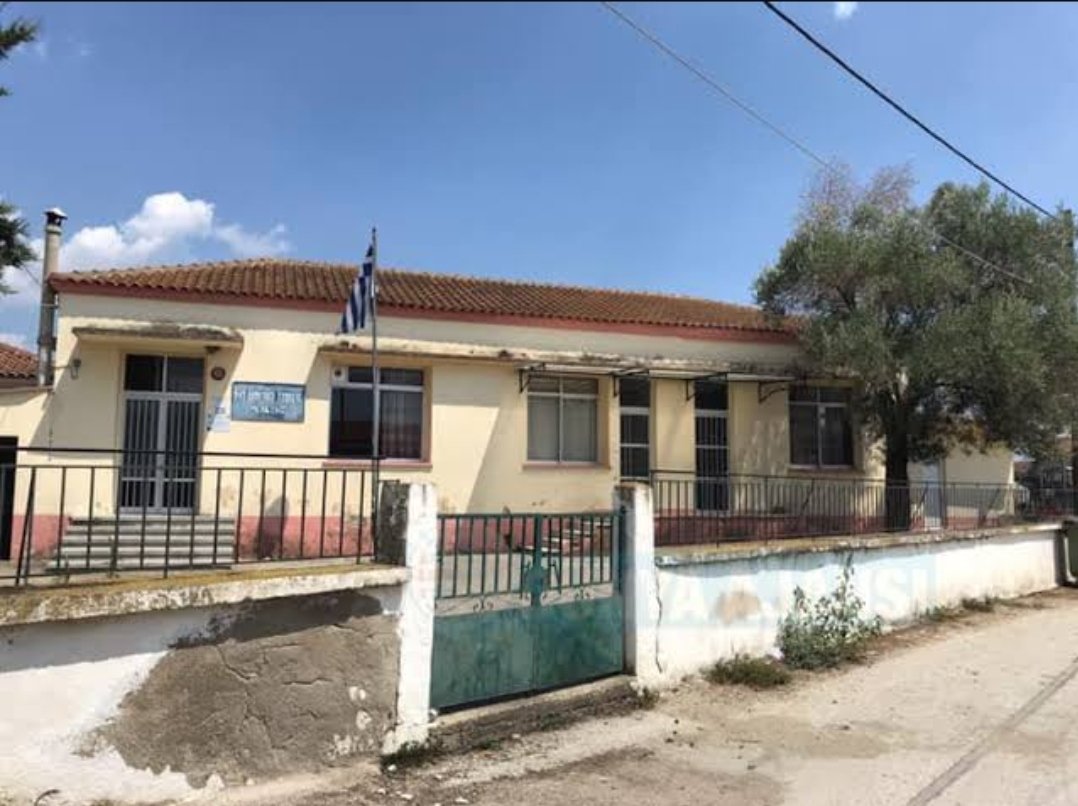 llmkyll's tweet photo. Yunanistan, Batı Trakya Türk bölgesinde bulunan Türk azınlık okullarını kapatacak.

Lozan Antlaşması'na aykırı olan bu girişimi Yunanistan'da Türk azınlığı protesto ediyor. 

🔴Batı Trakya Türk Öğretmenler Birliği:

"Okulların kapatılması kararı Lozan Antlaşması'na aykırı. Batı Trakya Türk Azınlığı'nın çocukları, velileri ve öğretmenleri, ‘acaba bu yıl kaç okulumuz daha kapatılacak, kaç okulun daha kapısına zincir vurulacak’ kaygısını taşıyor."