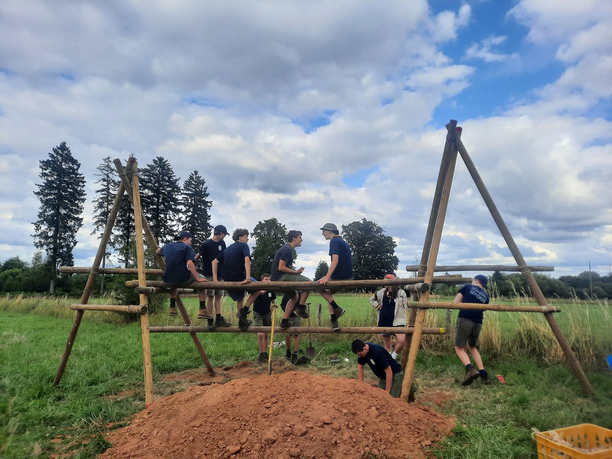 SH_Givers's tweet photo. Dag één van giverkamp is voorbijgeloven! Na de treinrit begonnen de givers met het kamp als de bliksem op te bouwen ⚡️de dag sloten we af met een gezellig kampvuur en een eerste kennismaking met de knuffelmoordmysteries door Teddy Strangler 🧸 https://t.co/4RDQ4aECRd