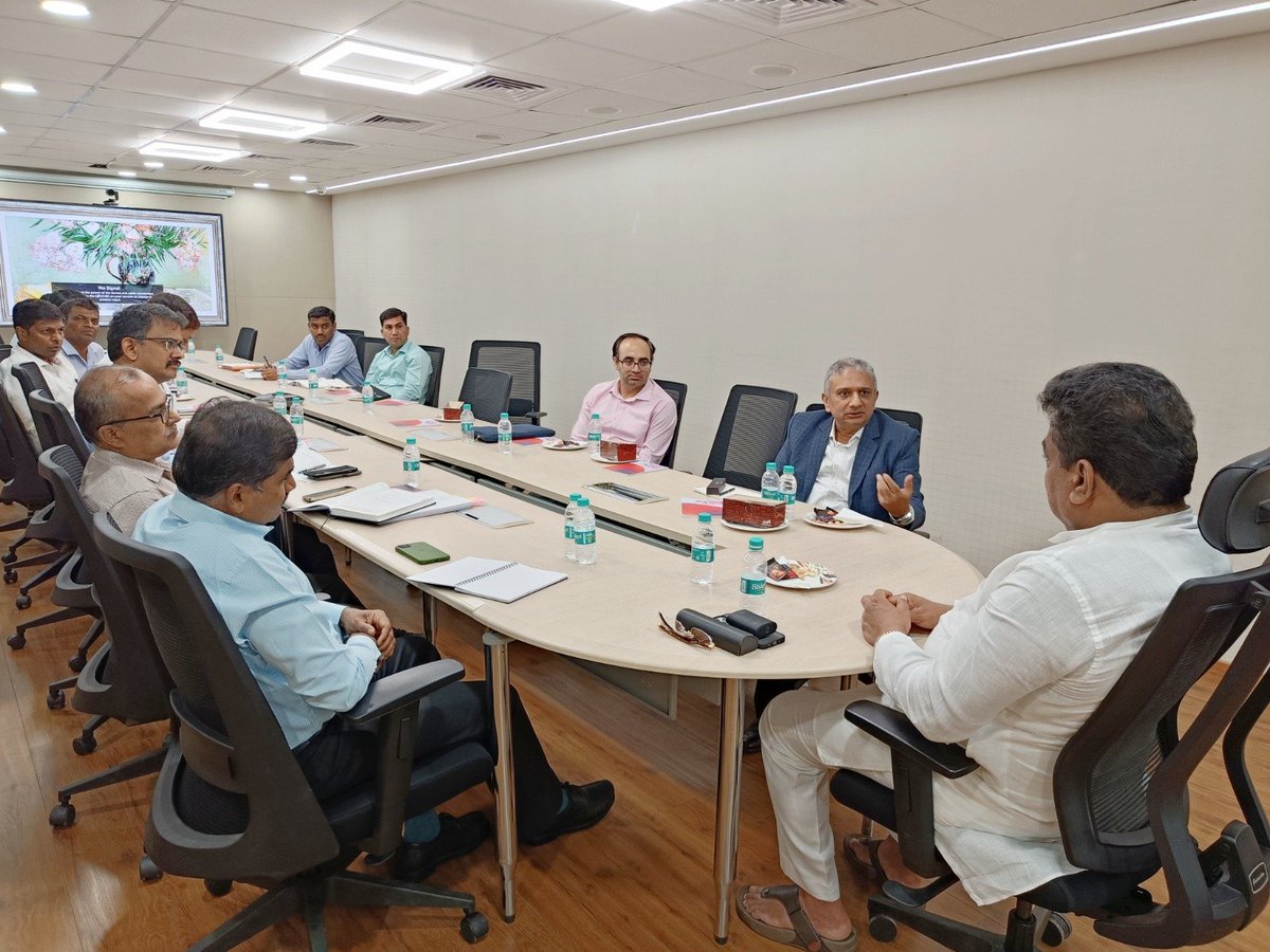 Expanding #KSDL's Reach & Reviving its Glorious Legacy!

Had a detailed discussion with the officials concerned about the branding of #KSDL products and prospects of further expanding its presence in both national and international markets.
#mysoresandalsoap

#KSDL…
