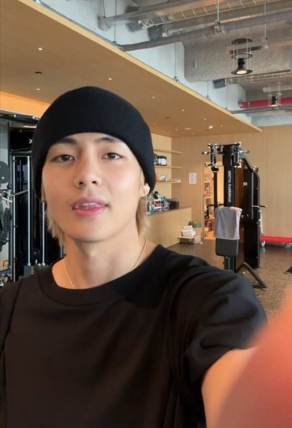 taeguide's tweet photo. [INFO] South Korean rapper, Beenzino shared an IG reel of Taehyung jamming to his song 990 in his recent weverse live https://t.co/1YEvenVcJp