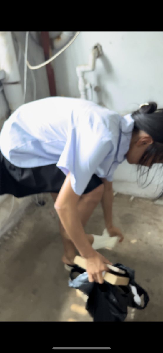 楼道里还是给我了，这女孩的肤色实在是天生黑丝…大眼睛双眼皮都好好看。这么说吧她的肤色让我以为是一双白袜。到手才发现是🥹奶白色… https://t.co/QZcvosuHrA