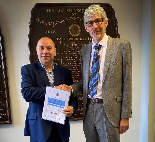 BARremovers's tweet photo. 👏Congratulations to @CarelineMovers moving and storage on their successful Membership to The British Association of Removers! Here BAR President Mike Andrews presents their Membership certificate to Dave Boreham https://t.co/aQE2wJcGY7