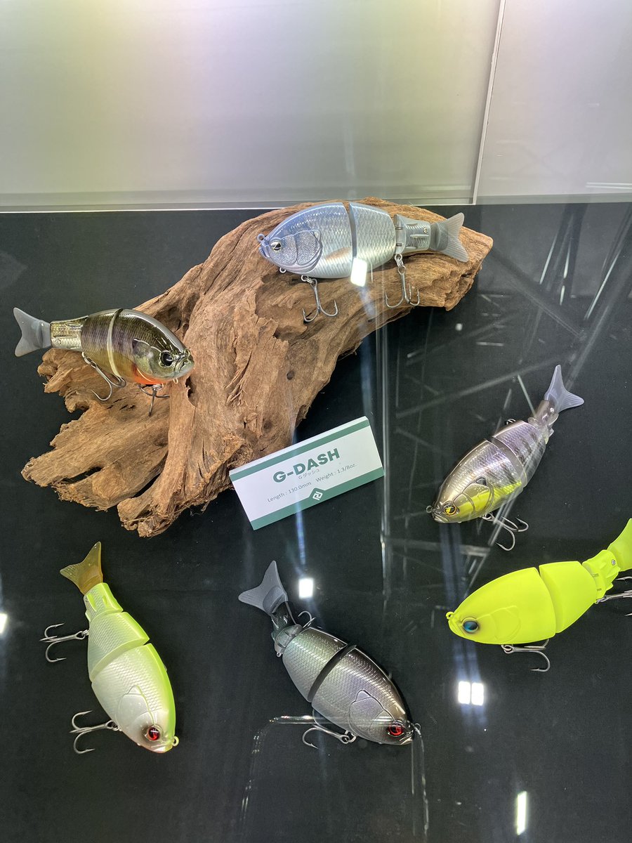 tsurigushimbun's tweet photo. レイドジャパンから今年発売されたG-DASH。水面直下を疾走するコンパクトジョイントベイトです。
逃げ惑うベイトフィッシュを演出します。カラーリングもめっちゃ綺麗ですね…！

#釣具新聞 #釣り #レイドジャパン #RAIDJAPAN #GDASH  #Gダッシュ #バス釣り #バスフィッシング #ブラックバス https://t.co/oYHLJvQHCb