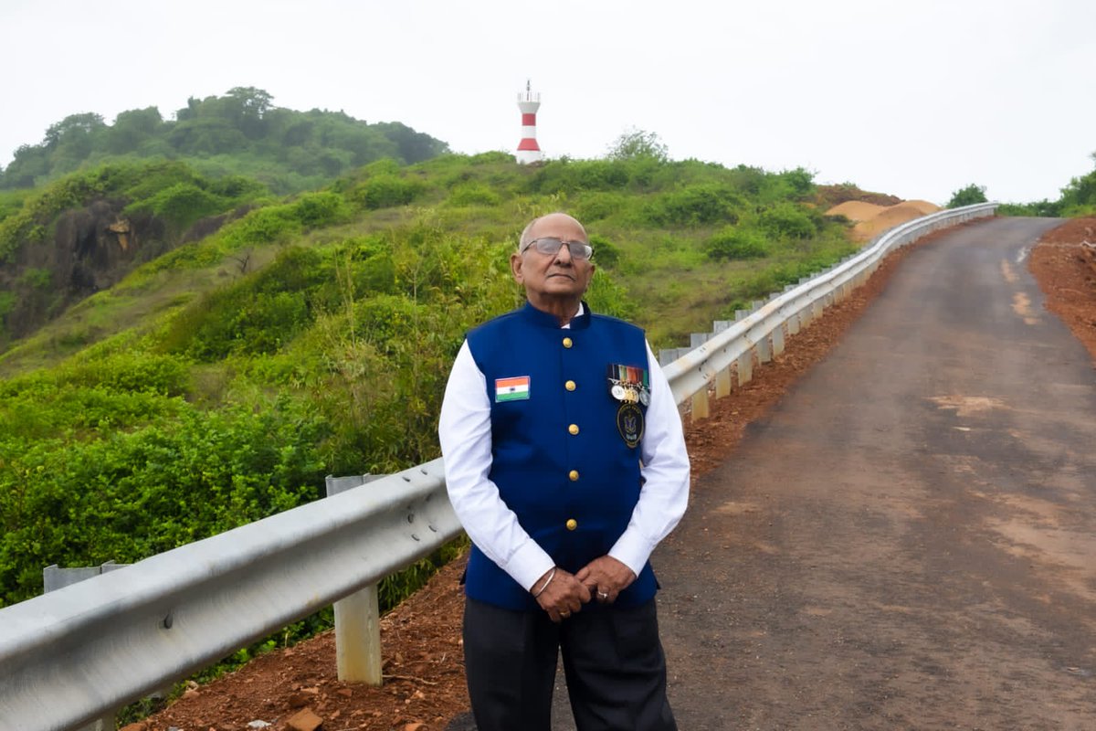 loveindiannavy's tweet photo. #WeRemember
#BraveSonOfIndia
#AnjadipAwareness Hon SLT Kansraj Sharma, NM (Retd), member of the second amphibious landing party during IN liberation of Anjadip Island from Portuguese in Dec 1961 interacted with #KNA personnel on 19 Jul &amp; shared his experiences on #OpChutney.(1/n) https://t.co/KWmXBmOvb4