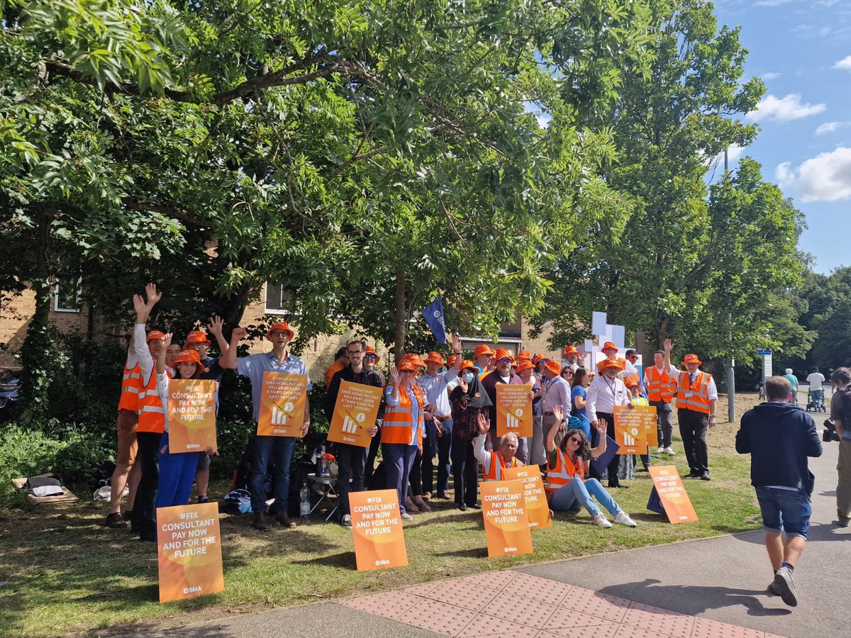 Joining my colleagues across the Thames Valley at the #ConsultantStrike. A good turn out but I’d love to see more of us standing up for #PayRestoration to #FixConsultantPay for our current and future colleagues.