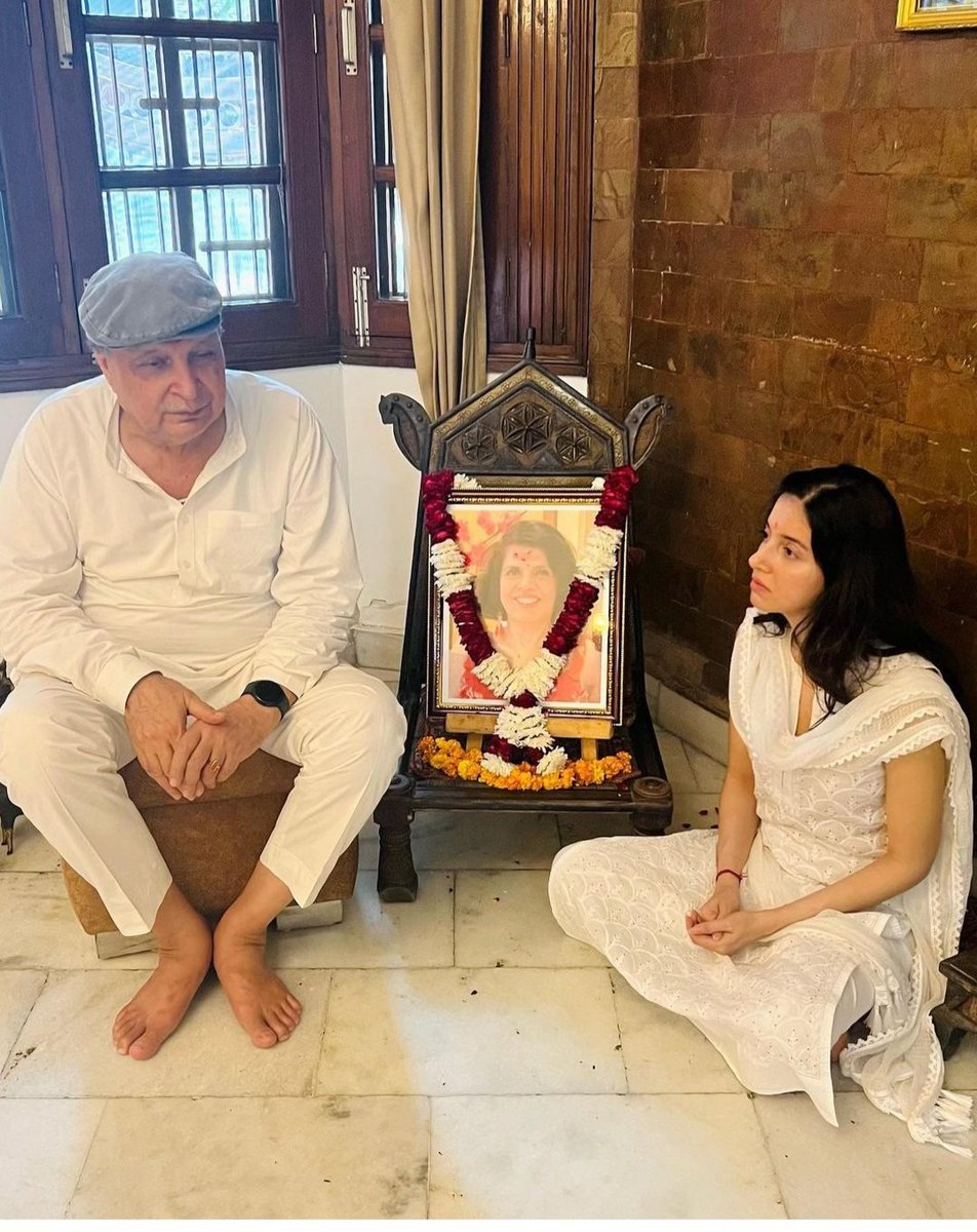 Positive11177's tweet photo. @TSeries 
I pay my #humbletributes to #Adarniya #AnitaKhoslaji mother of #Adarniya #DivyaKhoslaKumar ji Film Director &amp; Producer. 
#RIP

#AnitaKhosla 
#HumbleTributes
#6thJuly2023 https://t.co/frqi6fjbwK