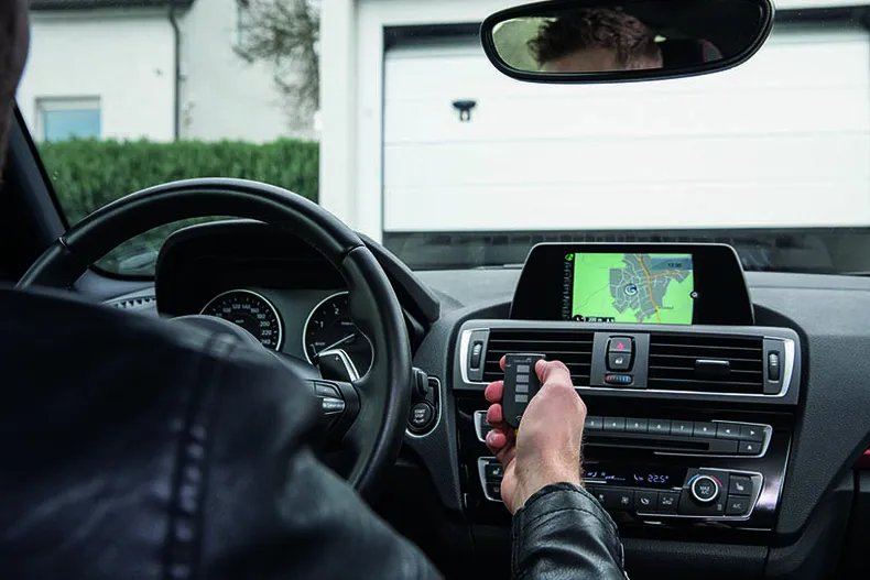 gebaeudehuelle's tweet photo. #RTSMagazin: Zur Motorisierung des Garagentors sind nicht nur der einfache Komfortgewinn des Öffnens und eine zuverlässige Qualität für viele Jahre gefragt: https://t.co/9VqIewYl9R 
#gbh #gebäudehülle #Garagentor (Foto: © #SchellenbergProfessional) https://t.co/cbsuCrOjJS