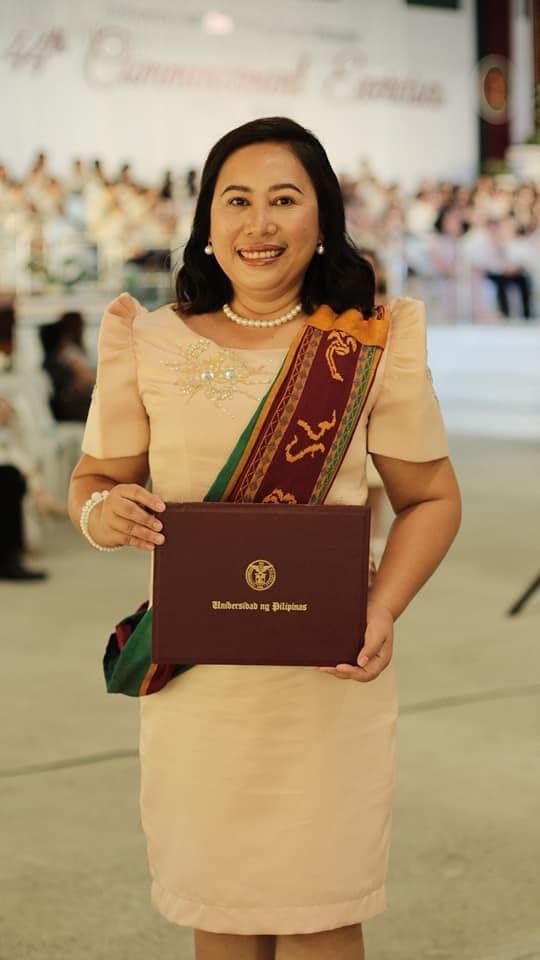 hum_div's tweet photo. It's official! 

Our featured graduate, Ms. Mary Ann T. Torda is conferred her degree in BA Broadcast Communication - Management at the 44th UP Visayas Commencement Exercises. 

With Prof. Jude Vincent Parcon, her program adviser who worked closely with her to finish her degree. https://t.co/veaF2eNIib