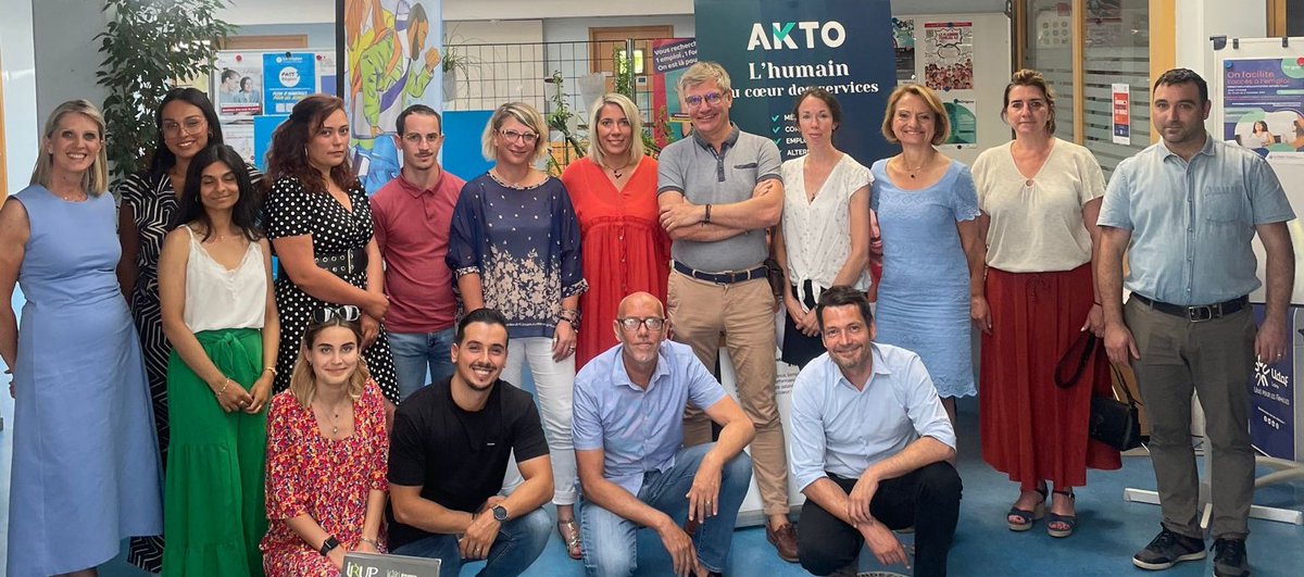 Prismemploi's tweet photo. ✍️Conventions de partenariat : @Prism_ARA, @MLGierPilat, @AKTO_OPCO et 13 agences d’emploi s’engagent pour favoriser l’accès à l’emploi des jeunes de la région, leur permettre de découvrir de nouveaux métiers, rencontrer de potentiels employeurs, etc.👇 https://t.co/XMKsv5gbTl https://t.co/wakRpdCLik