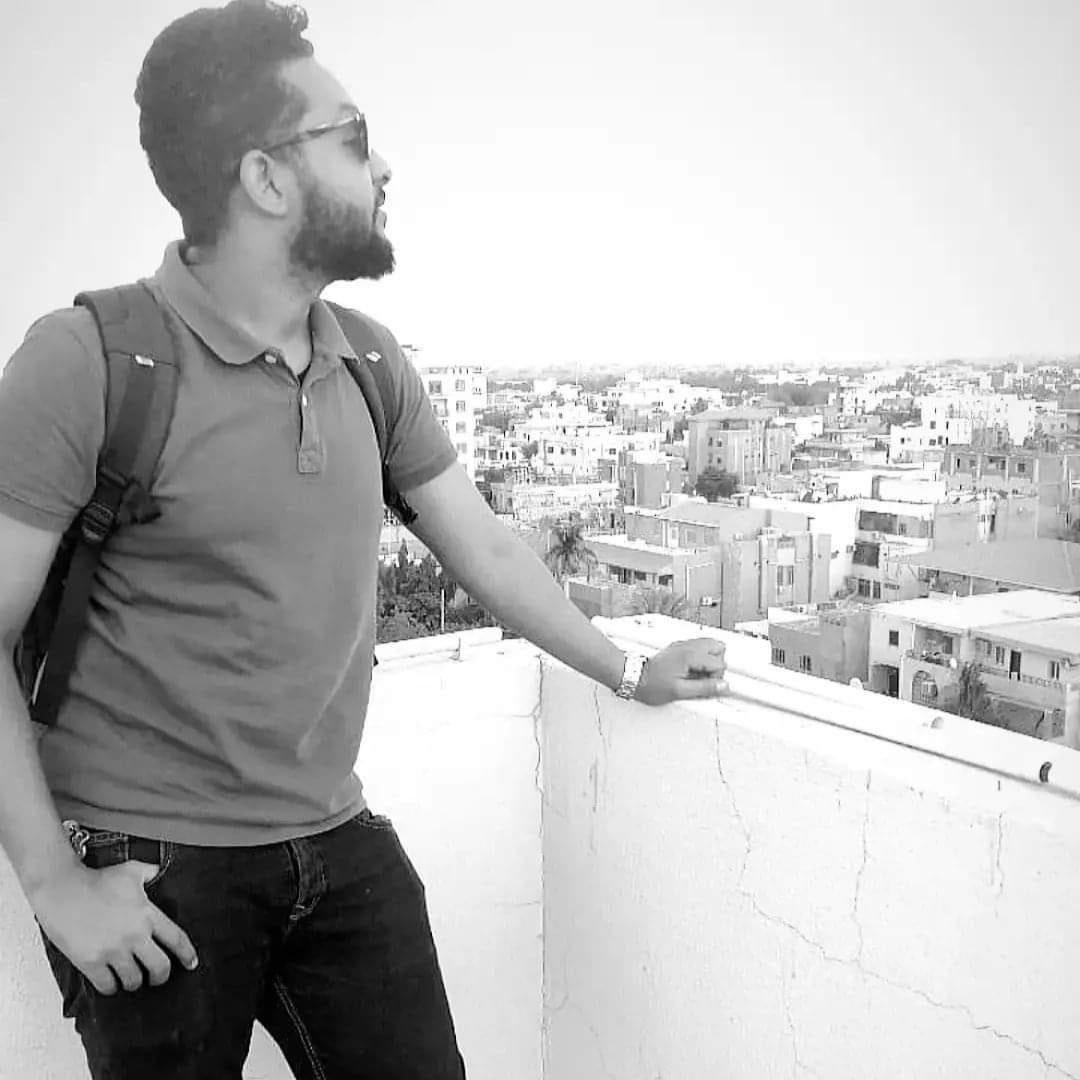 Armany_777's tweet photo. مش احتمال؟!
انو الظروف الخلتك تتوسد الايام حزن..
تصبح سبب في بهجتك؟ 
او احتمال؟!
انو الشدائد والمحن... كانت طريق لقوتك؟

ما احتمال!

فعلا اكيد... العتره عدلت مشيتك 💚 https://t.co/huKYHYJNaJ