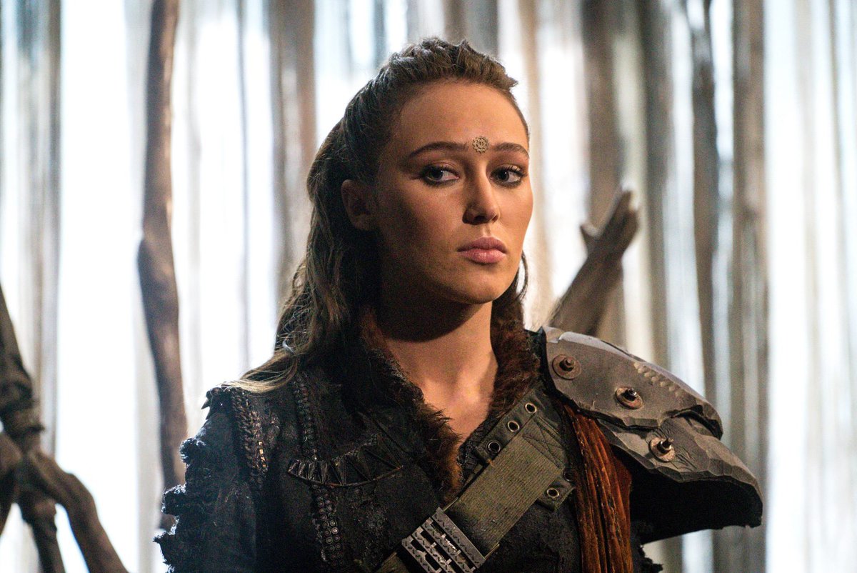 theDebnamNews's tweet photo. Happy 30th birthday to Alycia @DebnamCarey!  🥳🎉 https://t.co/qfWKW2mcxr