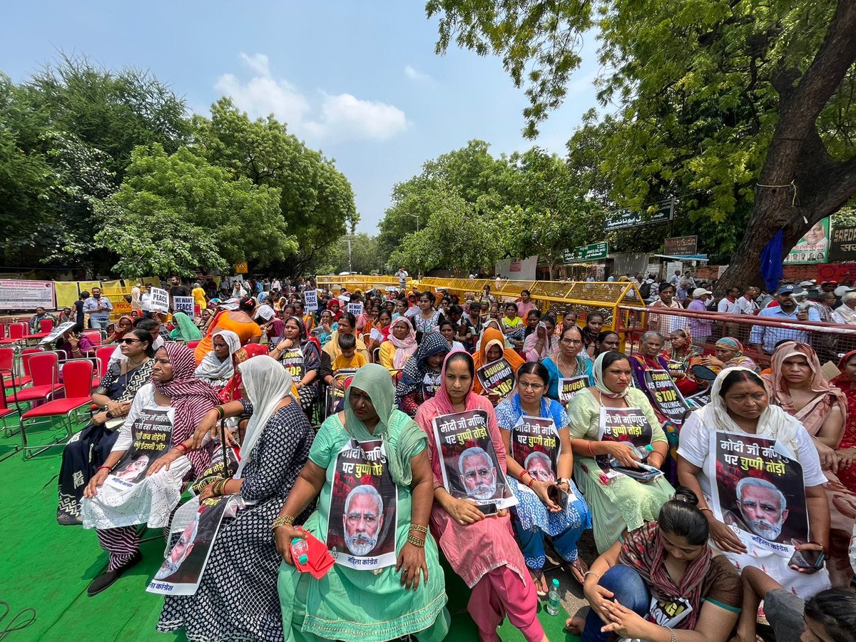 IYCKarnataka's tweet photo. ಮಣಿಪುರದಲ್ಲಿ ಮಹಿಳೆಯರೊಂದಿಗೆ ನಡೆಯುತ್ತಿರುವ ಭೀಕರ ಘಟನೆಯನ್ನು ಖಂಡಿಸಿ ಮಹಿಳಾ ಕಾಂಗ್ರೆಸ್‌ ಅಧ್ಯಕ್ಷರಾದ @dnetta ಅವರ ನೇತೃತ್ವದಲ್ಲಿ ದೆಹಲಿಯ ಜಂತರ್ ಮಂತರ್‌ನಲ್ಲಿ ಪ್ರತಿಭಟನೆ ಹಮ್ಮಿಕೊಳ್ಳಲಾಗಿದೆ.

 ಮಣಿಪುರದಲ್ಲಿ ದೇಶದ ಹೆಣ್ಣು ಮಕ್ಕಳ ಮಾನ ಮರ್ಯಾದೆಯೊಂದಿಗೆ ಆಟವಾಡುತ್ತಿದ್ದು, ಪ್ರಧಾನಿ ಮೋದಿ ಕಣ್ಣು ಮುಚ್ಚಿ ಕುಳಿತಿದ್ದಾರೆ. ಮೋದಿ ಸರ್ಕಾರದ ಈ ಹೇಡಿತನ ಇತಿಹಾಸದಲ್ಲಿ ಅಚ್ಚಳಿಯದೆ ಉಳಿಯುವಂತ ದುರ್ಘಟನೆ.
