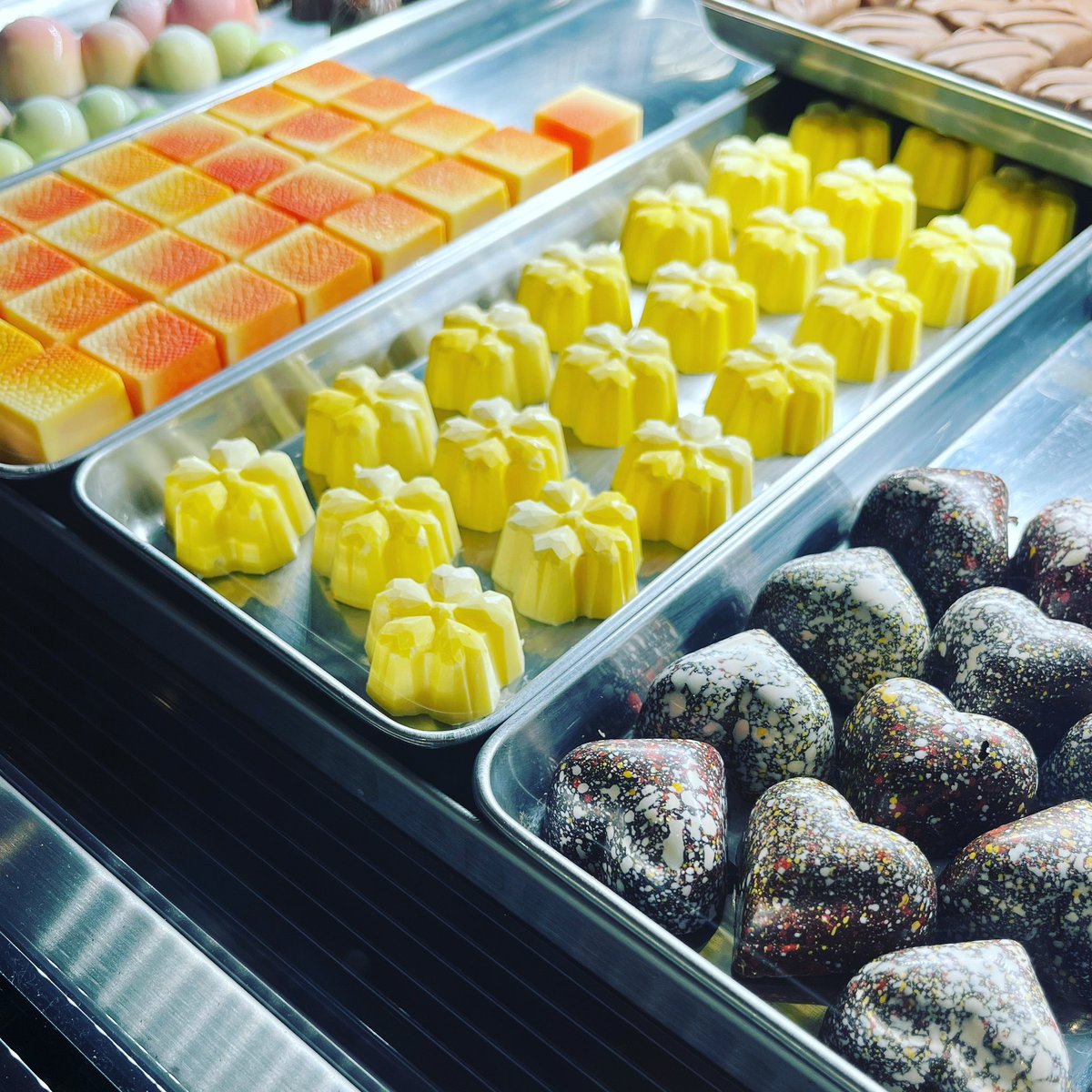 septyglass's tweet photo. 週末に向けてチョコレートを沢山仕込みました。アプリコットクリームやレモンクリーム、ロイヤルミルクティーのチョコレート等色々あります。#セプティグラス　#チョコレート https://t.co/GMppXBv1L1