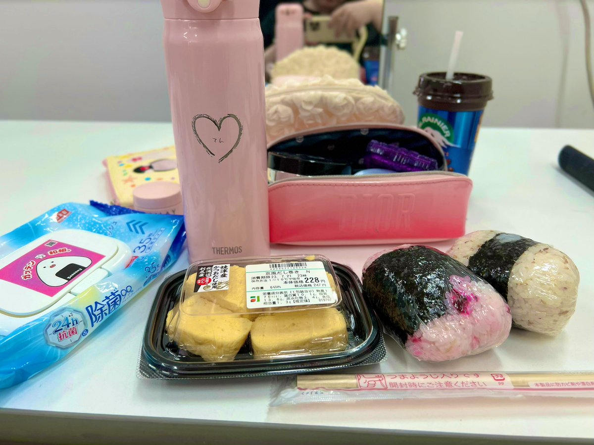 amane_ten1219's tweet photo. 夏バテ予防。
京風だし巻き
しそおにぎり
じゃこと鮭たらこ🍙
完璧だっ✨
#お昼ご飯
#京都駅グルメ
#harvs
#おにぎり https://t.co/nqYClD0szc